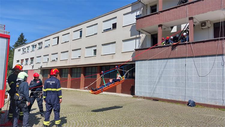 Slika /slike/Vijesti/Polaganje_zavrsnih_ispita_skola.jpeg