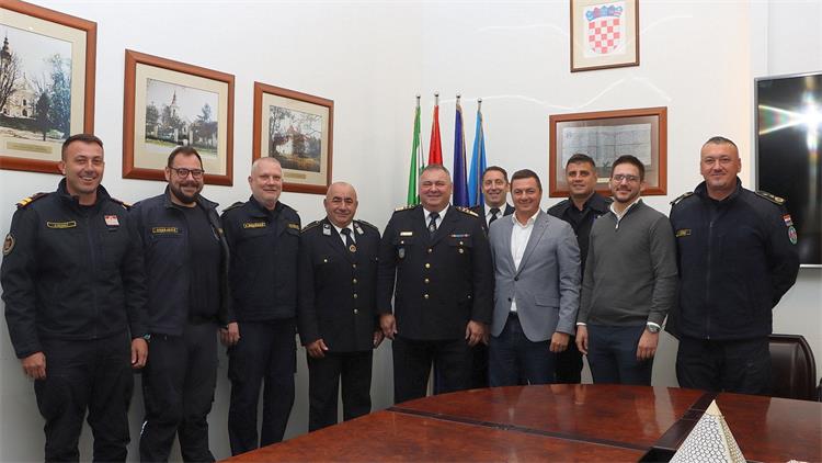 Slika /slike/Vijesti/glavni_vatrogasni_zapovjednik_slavko_tucakovic_posjetio_jastrebarsko.jpg